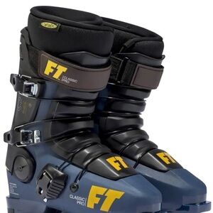 Men’s size 8 Full Tilt Classic Pro Black and Yellow Ski Boots